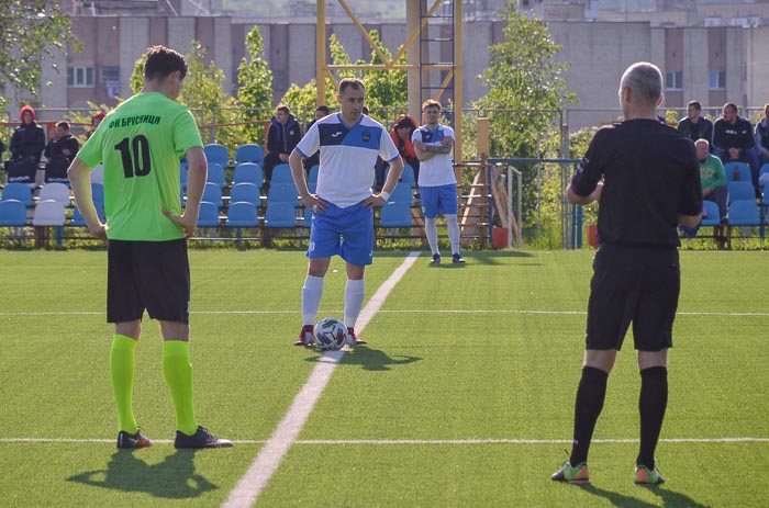 Group of people playing mini football Группа людей играющих в мини-футбол