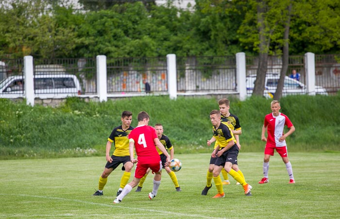 Group of people playing mini football Группа людей играющих в мини-футбол