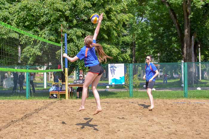 Group of people playing volleyball Группа людей играющих в волейбол