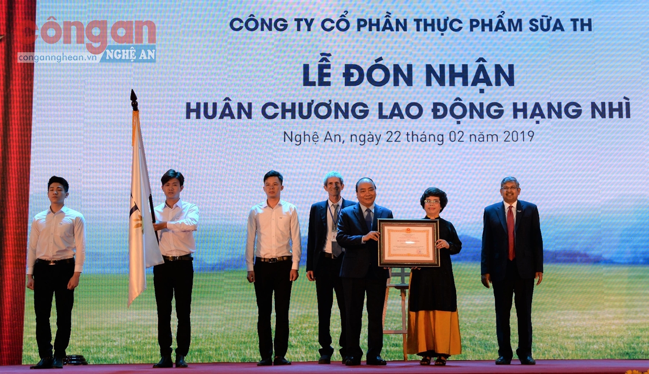 Thủ tướng Chính phủ Nguyễn Xuân Phúc trao Huân chương Lao động hạng Nhì cho Công  ty Cổ phần Sữa TH - đơn vị vận hành trang trại chăn nuôi bò sữa tập trung lớn nhất châu Á