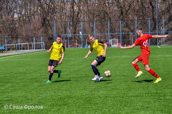 Group of people playing mini football Группа людей играющих в мини-футбол