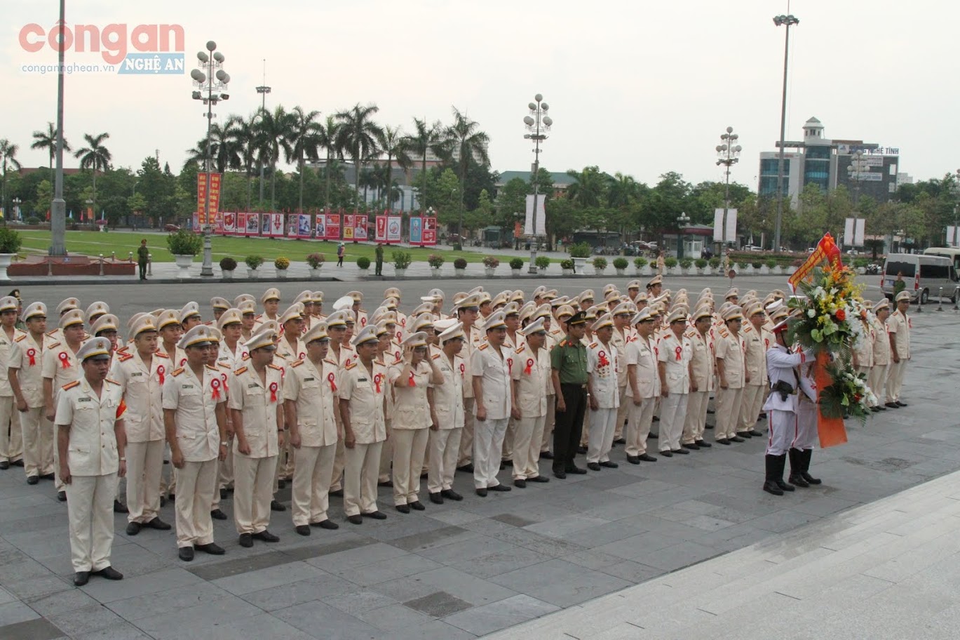 Điển hình tiên tiến trong Công an Nghệ An dâng hoa báo công lên Bác