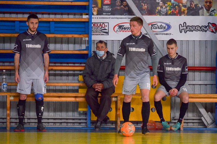 Group of people playing futsal Группа людей играющих в футзал