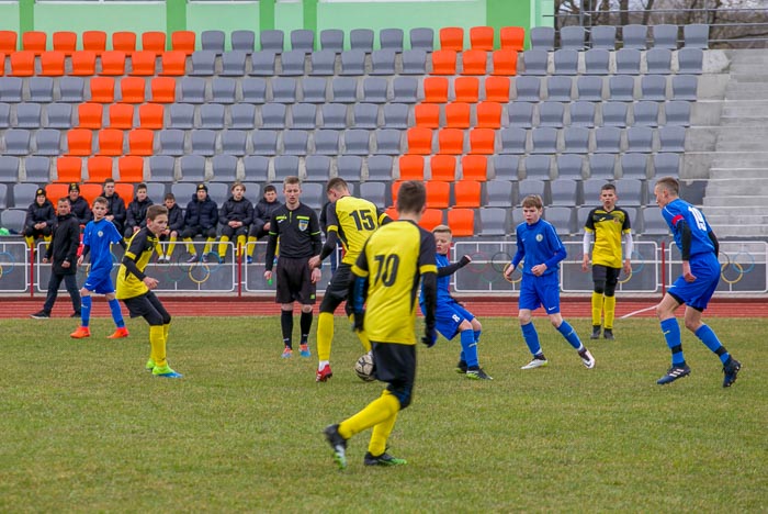 Group of people playing mini football Группа людей играющих в мини-футбол