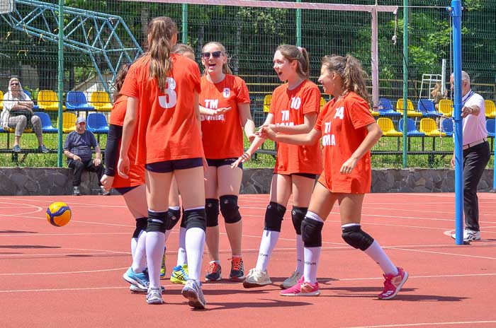 Group of people playing volleyball Группа людей играющих в волейбол