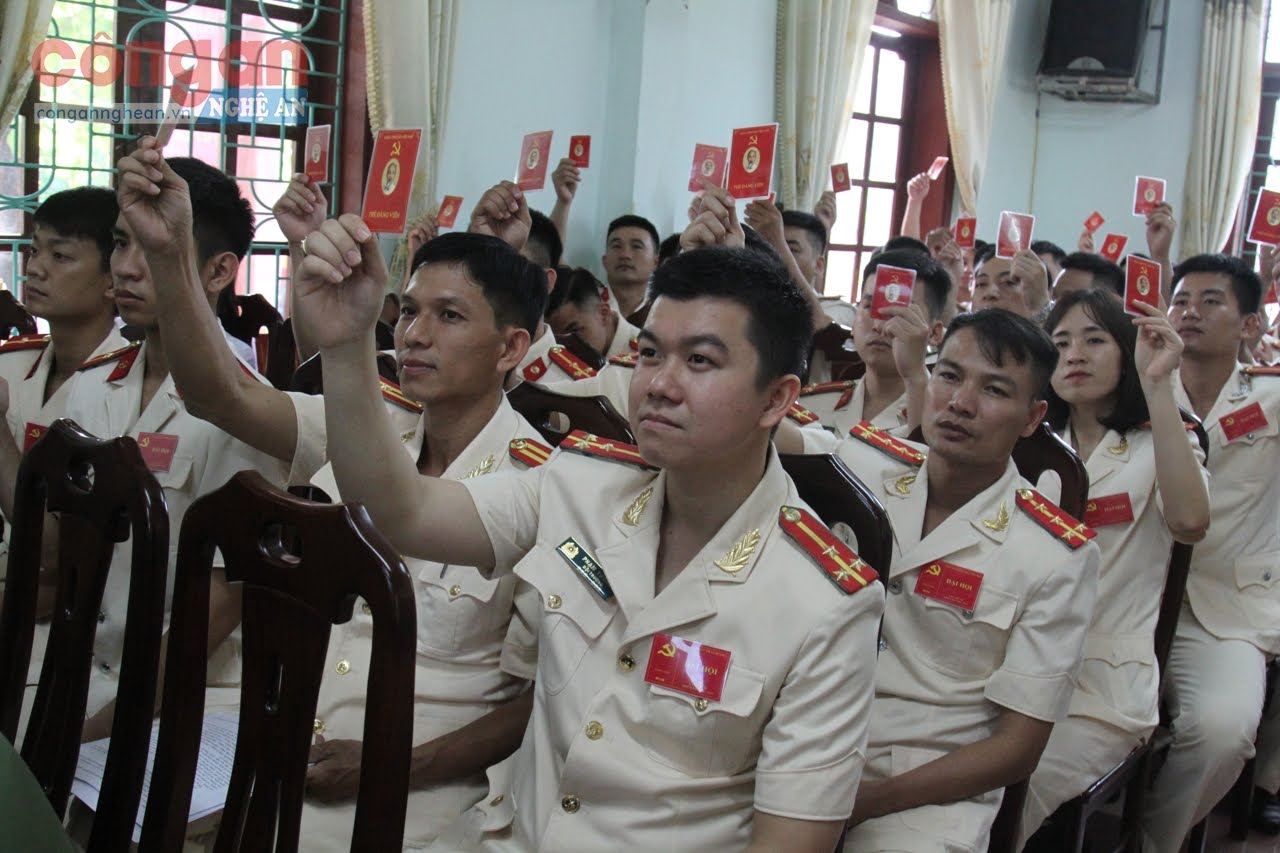 Đại biểu biểu quyết thông qua Nghị quyết, Chương trình hành động