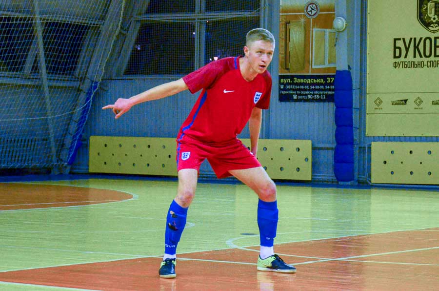 Group of people playing futsal Группа людей играющих в футзал