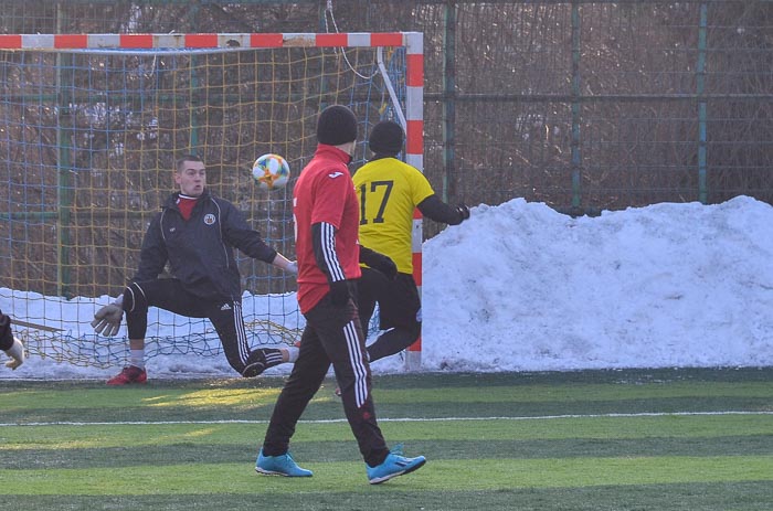 Group of people playing mini football Группа людей играющих в мини-футбол