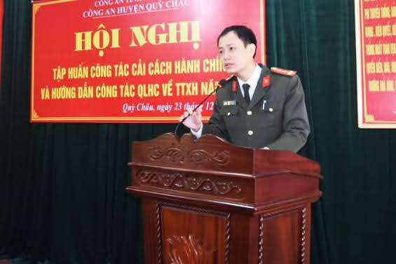 Đại úy Trần Văn Thọ, cán bộ chuyên đề CCHC Phòng Tham mưu Công an tỉnh quán triệt, tập huấn những nội dung liên quan đến công tác CCHC