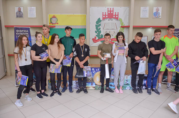 Group of people playing volleyball Группа людей играющих в волейбол