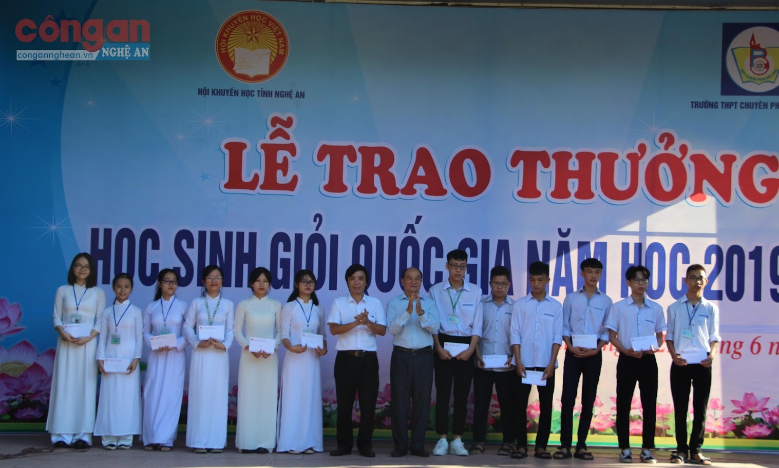 Học sinh  Nghệ An  đạt giải tại  kỳ thi chọn  học sinh giỏi  quốc gia 2020 được ngành  Giáo dục  khen thưởng