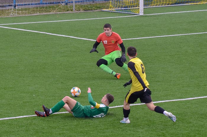 Group of people playing mini football Группа людей играющих в мини-футбол