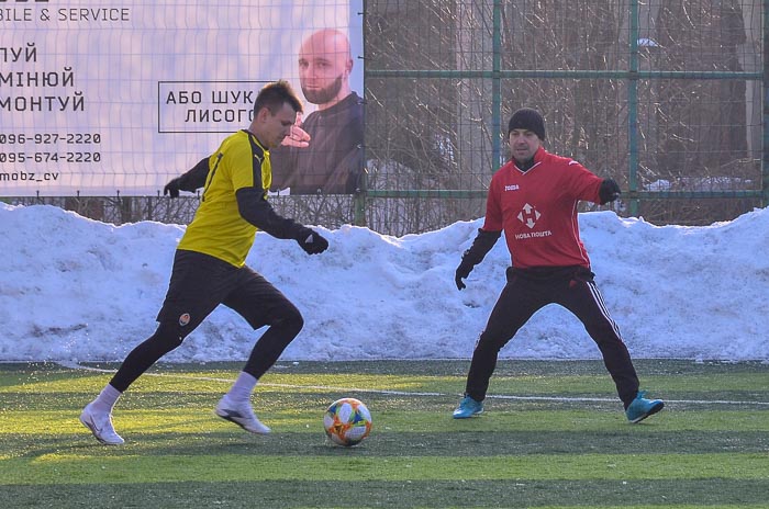 Group of people playing mini football Группа людей играющих в мини-футбол