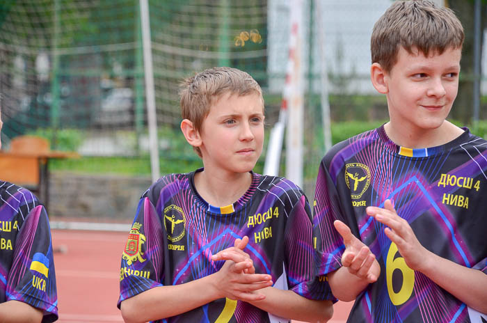 Group of people playing volleyball Группа людей играющих в волейбол