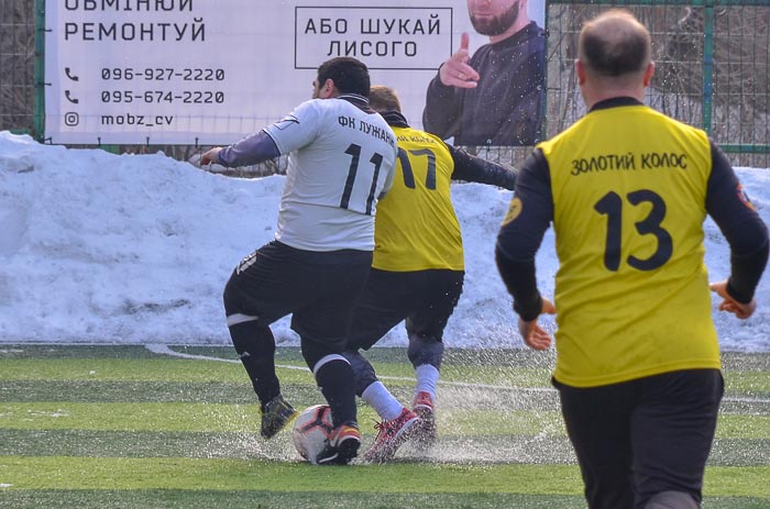 Group of people playing mini football Группа людей играющих в мини-футбол