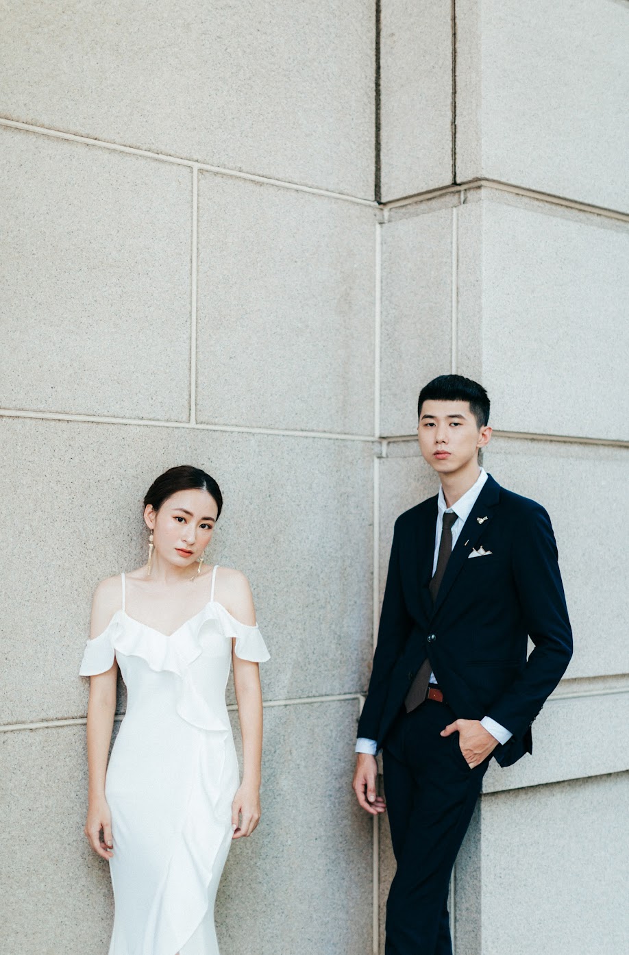 AG美式婚紗 | Zehung + Grace Engagement | fine art美式逐光婚紗 AG美式婚紗 / fine art 婚紗 / 美式婚紗婚禮 / 時裝照 , 去年夏季,我們為Zehung & Grace拍攝了這組 藝術 時裝 婚紗 ,他們走在七期的街頭，而我嘗試拍攝AG鮮少出現的高冷風格，一切相當順利。這是一次非常深刻的 AG 藝術 時裝婚紗 拍攝經驗,午後我們前往遼闊的大峽谷,為他們拍攝AG專屬的 逐光 美式 婚紗。