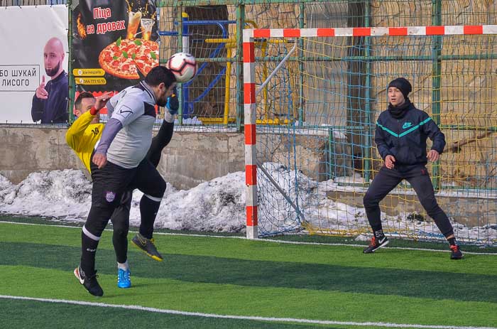 Group of people playing mini football Группа людей играющих в мини-футбол