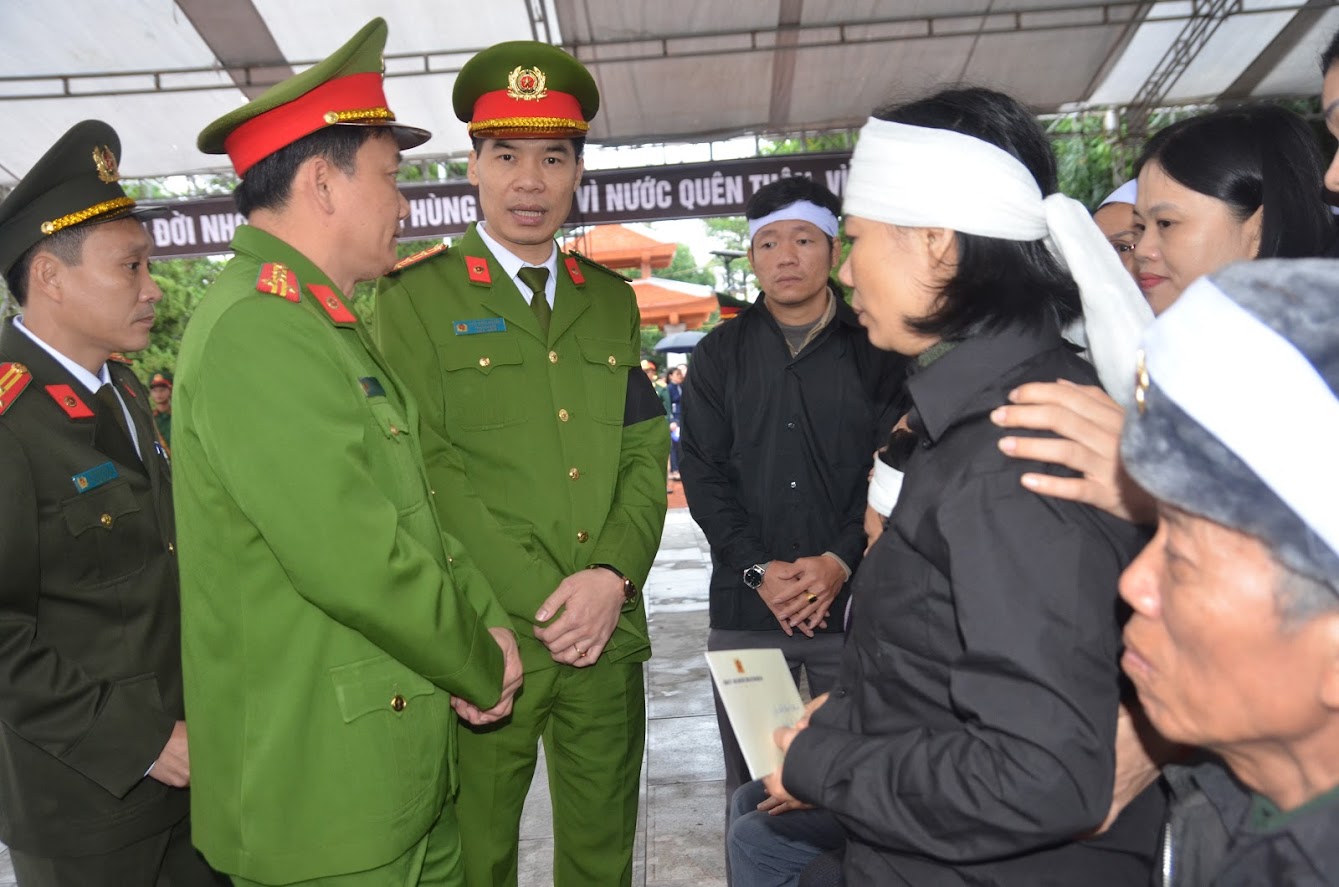 Đồng chí Đại tá Nguyễn Mạnh Hùng và Đại tá Cao Minh Huyền - Phó Giám đốc Công an tỉnh thăm hỏi, động viên thân nhân gia đình liệt sỹ Nguyễn Tiến Dũng.