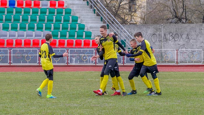 Group of people playing mini football Группа людей играющих в мини-футбол