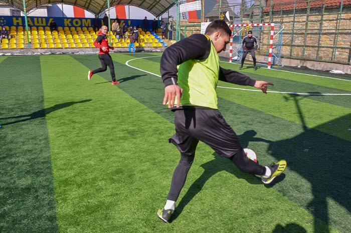 Group of people playing mini football Группа людей играющих в мини-футбол