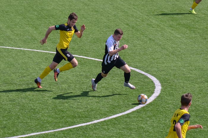 Group of people playing football Группа людей играющих в футбол