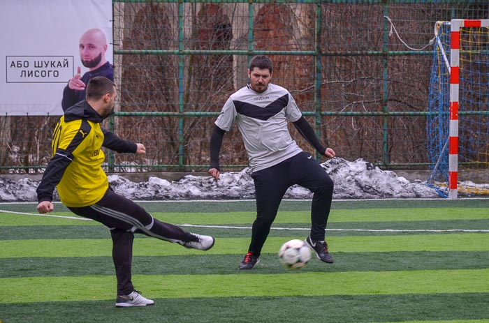 Group of people playing mini football Группа людей играющих в мини-футбол