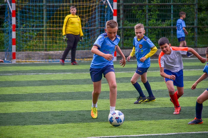 Group of people playing mini football Группа людей играющих в мини-футбол