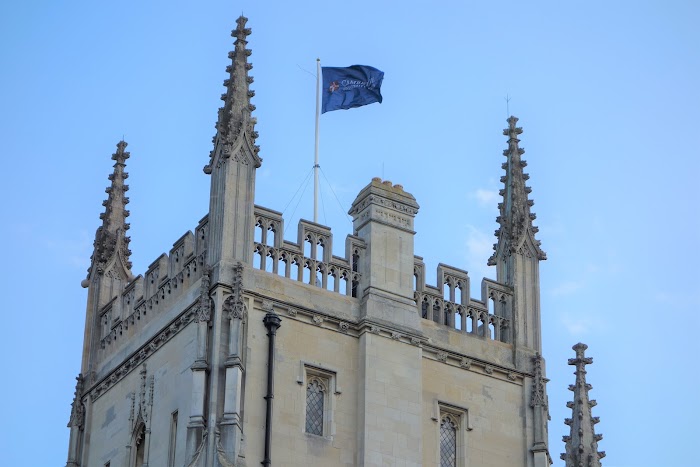 不少英國大學推行網上教學，包括劍橋大學 (The University of Cambridge)。