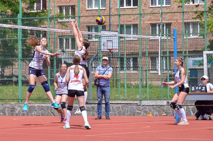 Group of people playing volleyball Группа людей играющих в волейбол