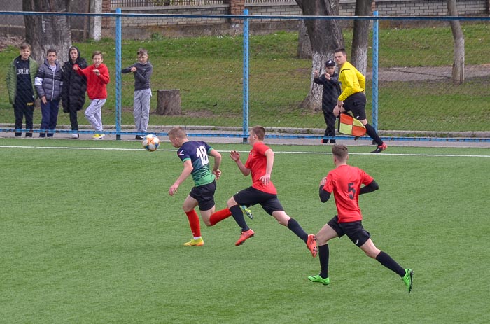 Group of people playing mini football Группа людей играющих в мини-футбол