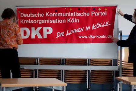 Für die Mmitgliederversammlung wird das Transparent der Kreisorganisation aufgehängt.