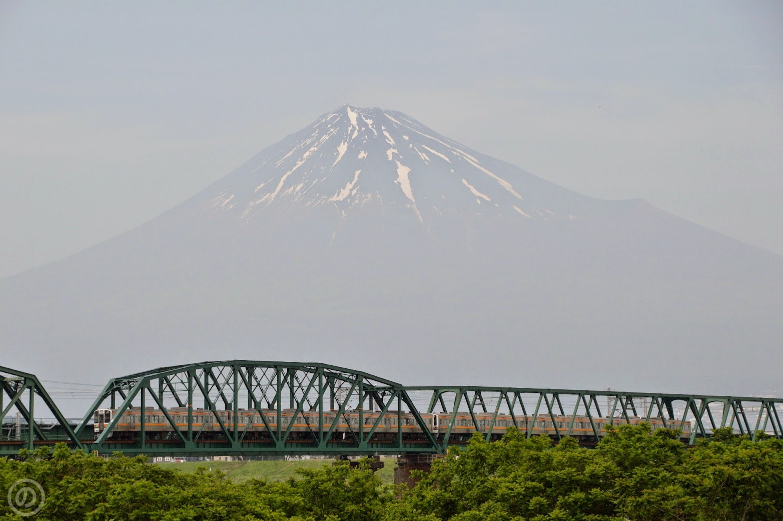 富士山をバックに富士川鉄橋を渡る211系