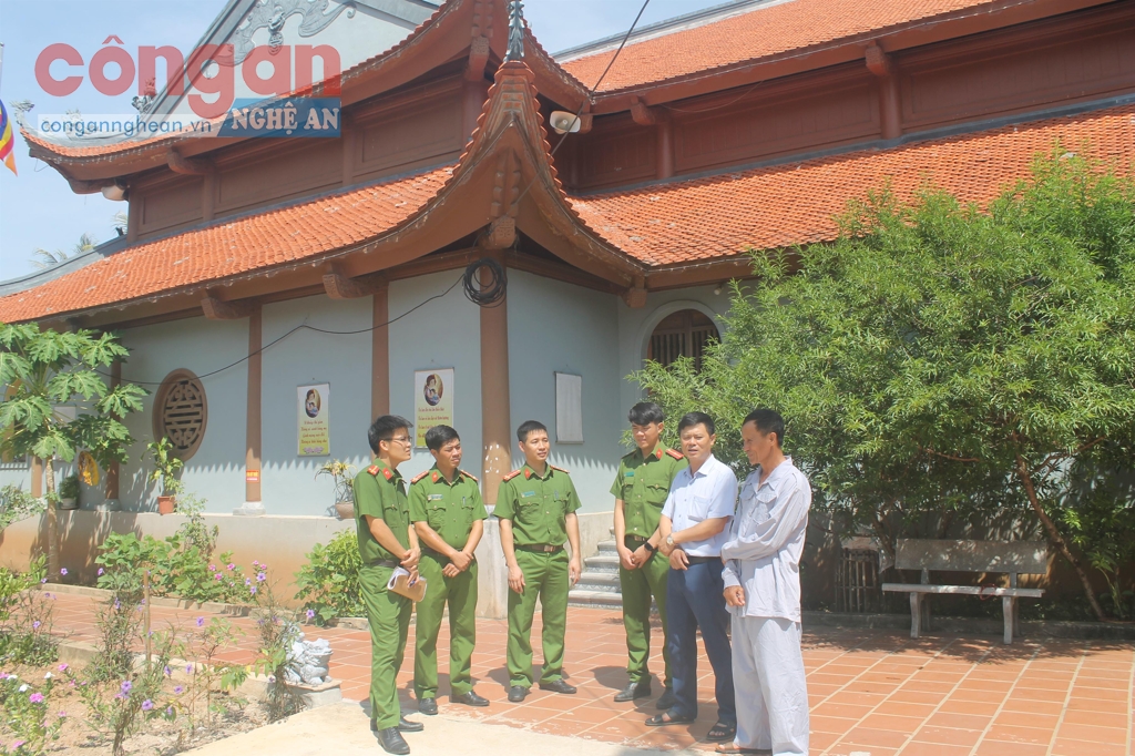 Công an xã Quỳnh Thuận phối hợp với đội nghiệp vụ                 Công an huyện kiểm tra công tác bảo đảm ANTT tại các cơ sở đền chùa trên địa bàn