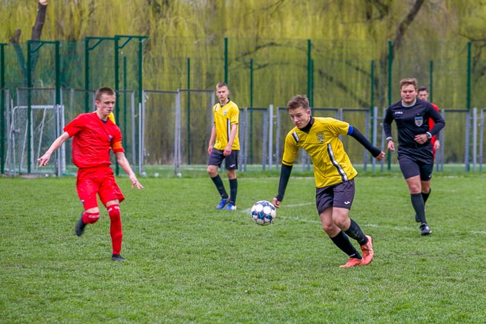 Group of people playing mini football Группа людей играющих в мини-футбол