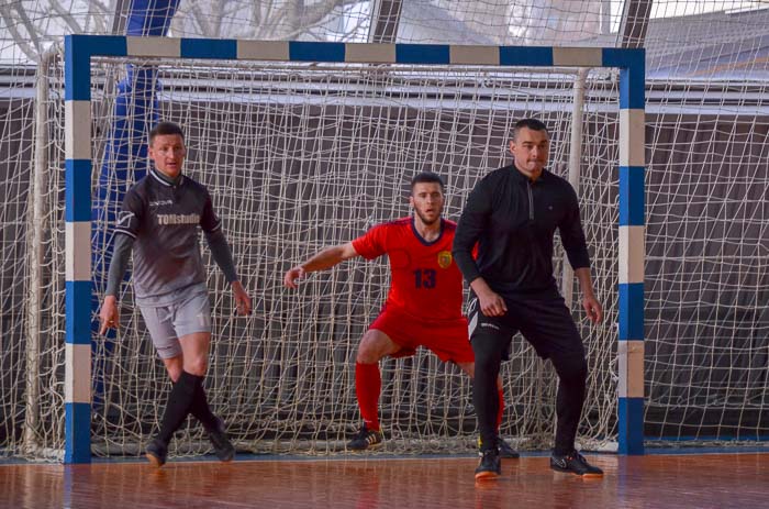 Group of people playing futsal Группа людей играющих в футзал