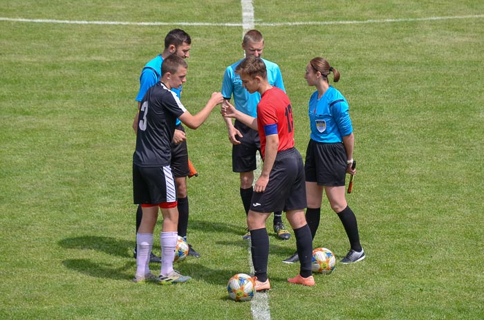 Group of people playing mini football Группа людей играющих в мини-футбол