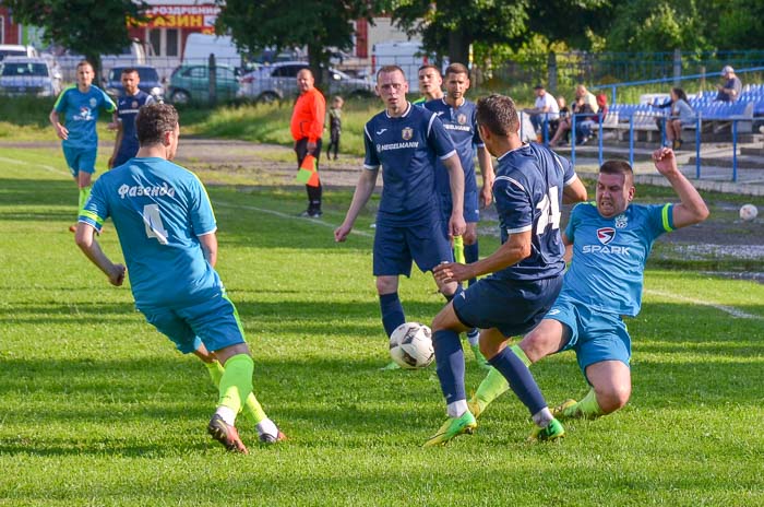 Group of people playing mini football Группа людей играющих в мини-футбол