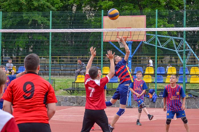 Group of people playing volleyball Группа людей играющих в волейбол