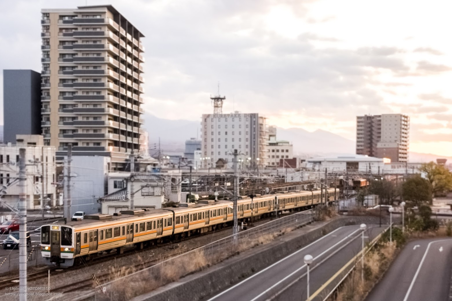 富士宮駅を出発する211系