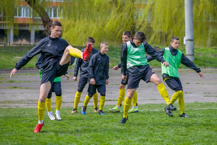 Group of people playing mini football Группа людей играющих в мини-футбол