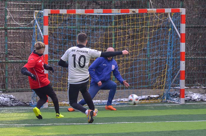 Group of people playing mini football Группа людей играющих в мини-футбол