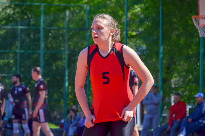 Group of people playing volleyball Группа людей играющих в волейбол