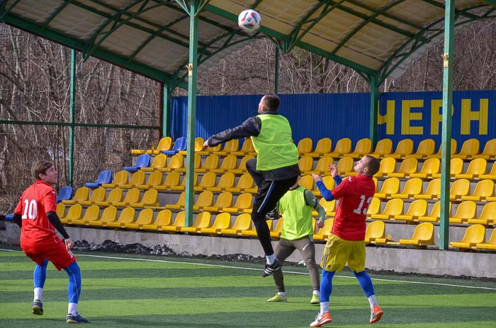 Group of people playing mini football Группа людей играющих в мини-футбол