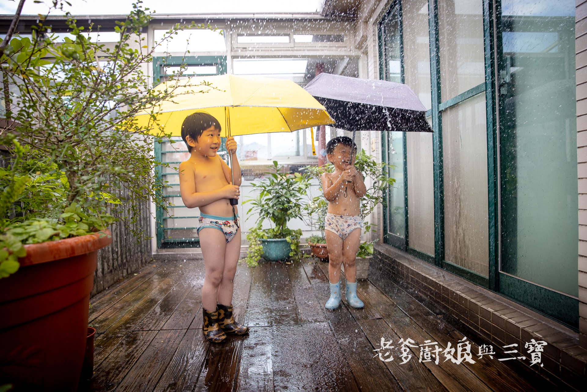 咱倆人的一支小雨傘『Hoswa福思華』，極輕量、一甩即乾雨傘