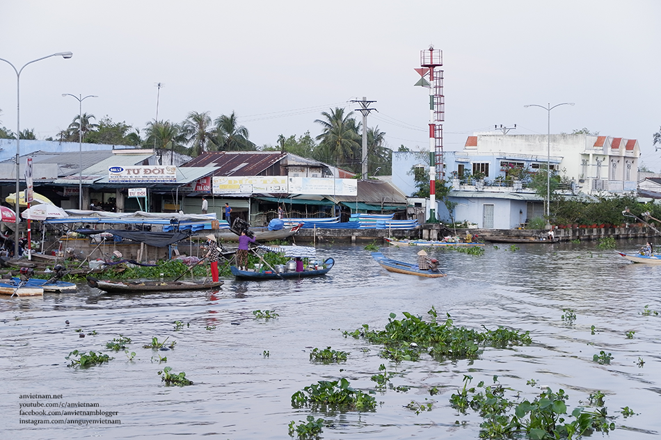 Sớm mai trên chợ nổi Ngã Năm Sóc Trăng