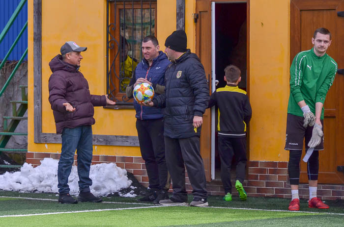 Group of people playing mini football Группа людей играющих в мини-футбол