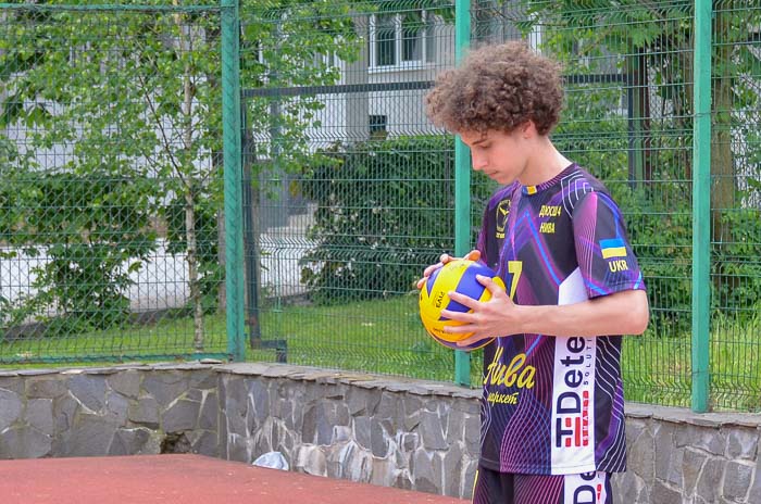 Group of people playing volleyball Группа людей играющих в волейбол