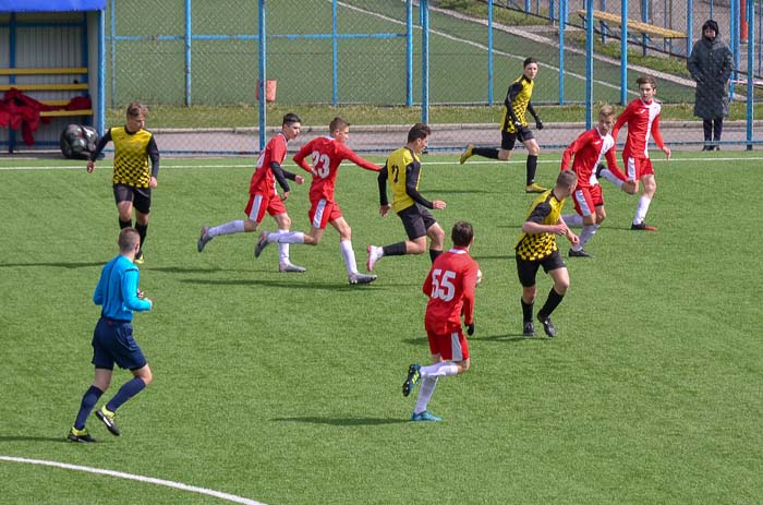 Group of people playing mini football Группа людей играющих в мини-футбол