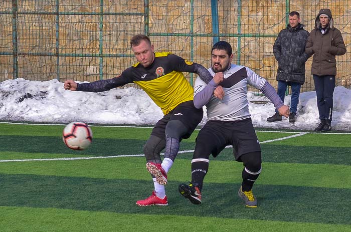 Group of people playing mini football Группа людей играющих в мини-футбол