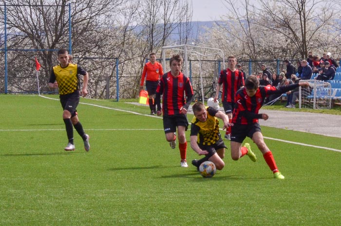 Group of people playing mini football Группа людей играющих в мини-футбол